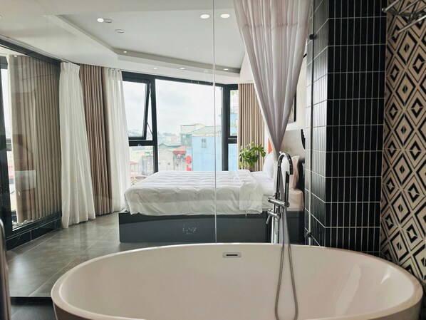 Minibar, laptop workspace, blackout curtains, soundproofing - Hai Yen Hotel (Sa Pa)