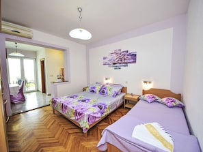 Travel cot, free WiFi