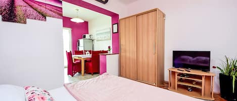 Travel crib, free WiFi