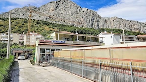 Unclassified image, 4 of 28, button - Beautiful apartment for 6 guests with A/C, WIFI, TV, balcony and pets allowed (Omiš)