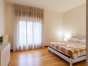 6 bedrooms, travel crib, free WiFi, bed sheets