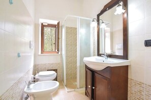 Haartrockner, Bidet, Handtücher, Seife