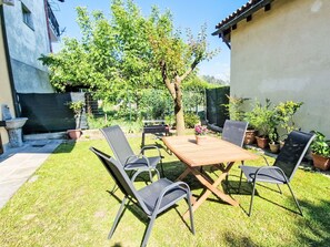 Outdoor dining - Stunning  villa for 5 people with WIFI, TV and balcony (Arizzano)