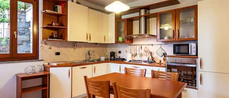 ميكروويف، فرن، غسالة أطباق، كرسي للأطفال