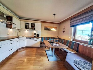 Forno, lavastoviglie, tostapane, tavolo da pranzo