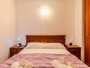 2 bedrooms, travel crib, free WiFi