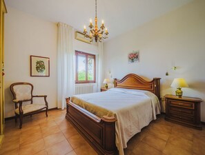 2 habitaciones, tabla de planchar con plancha y cuna de viaje 