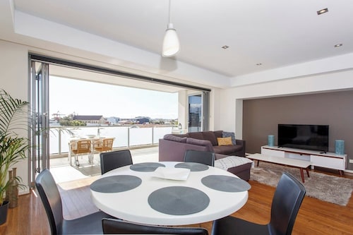 “Enjoy Fremantle from this spacious 3BR apartment with port views, communal pool & free parking — walk to Rottnest Ferry & Markets.”