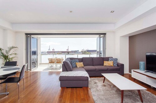 “Enjoy Fremantle from this spacious 3BR apartment with port views, communal pool & free parking — walk to Rottnest Ferry & Markets.”