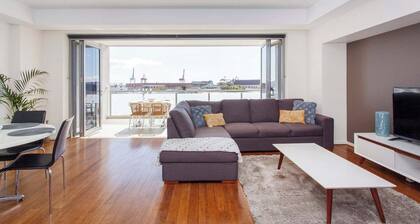 “Enjoy Fremantle from this spacious 3BR apartment with port views, communal pool & free parking — walk to Rottnest Ferry & Markets.”