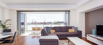 “Enjoy Fremantle from this spacious 3BR apartment with port views, communal pool & free parking — walk to Rottnest Ferry & Markets.”