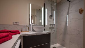 Douche, sèche-cheveux, serviettes fournies
