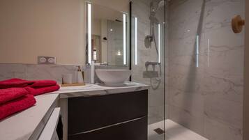 Een douche, een haardroger, handdoeken