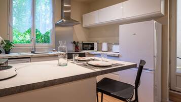 Een koelkast, een microgolfoven, een oven, een kookplaat