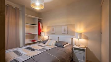 Een strijkplank/strijkijzer, wifi, beddengoed