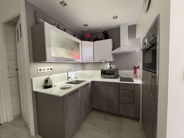 Fridge, microwave, oven, stovetop