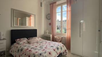 Een strijkplank/strijkijzer, reisbedje, wifi, beddengoed