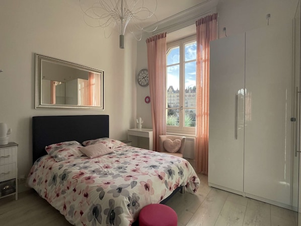 1 habitación, tabla de planchar con plancha, cuna de viaje y wifi 