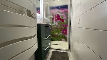 Een douche, een haardroger, handdoeken