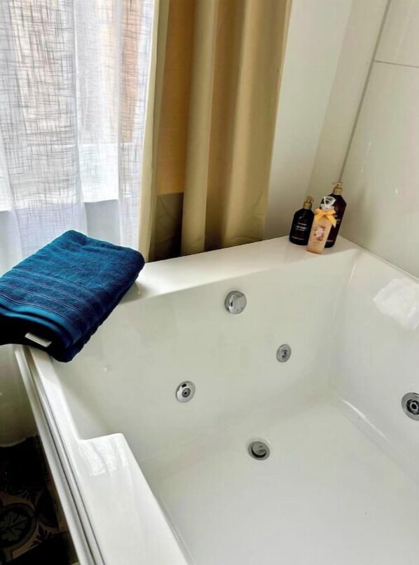 Sèche-cheveux, savon, shampoing, papier toilette