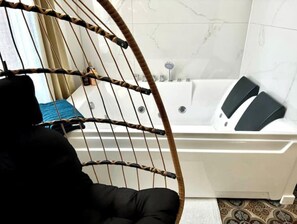 Sèche-cheveux, savon, shampoing, papier toilette