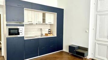 Micro-ondes, four, plaque de cuisson, bouilloire électrique