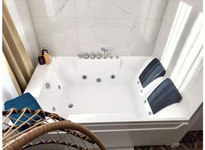 Sèche-cheveux, savon, shampoing, papier toilette