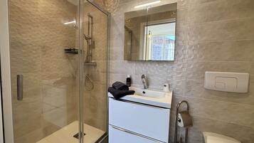 Een douche, een haardroger, handdoeken