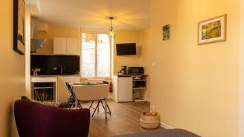 Iron/ironing board, travel cot, WiFi, bed sheets