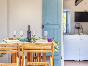 Outdoor dining - Lovely apartment in villa for 5 guests with WIFI, A/C, TV, patio and pets allowed (Arzachena)