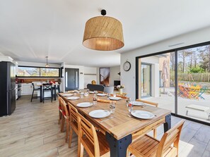 Dining - Stunning private villa for 10 guests with WIFI, hot tub, TV, terrace and pets allowed (Denneville-plage)