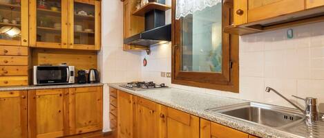 冷蔵庫、電子レンジ、トースター、ダイニングテーブル