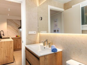 Bathroom - Cosy apartment for 4 people with pool, WIFI, TV and terrace (Tossa De Mar)