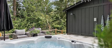 Outdoor spa tub