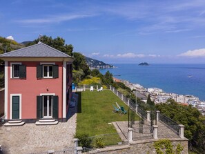 Terrace/patio - Beautiful private villa for 8 guests with WIFI, A/C and terrace (Alassio)