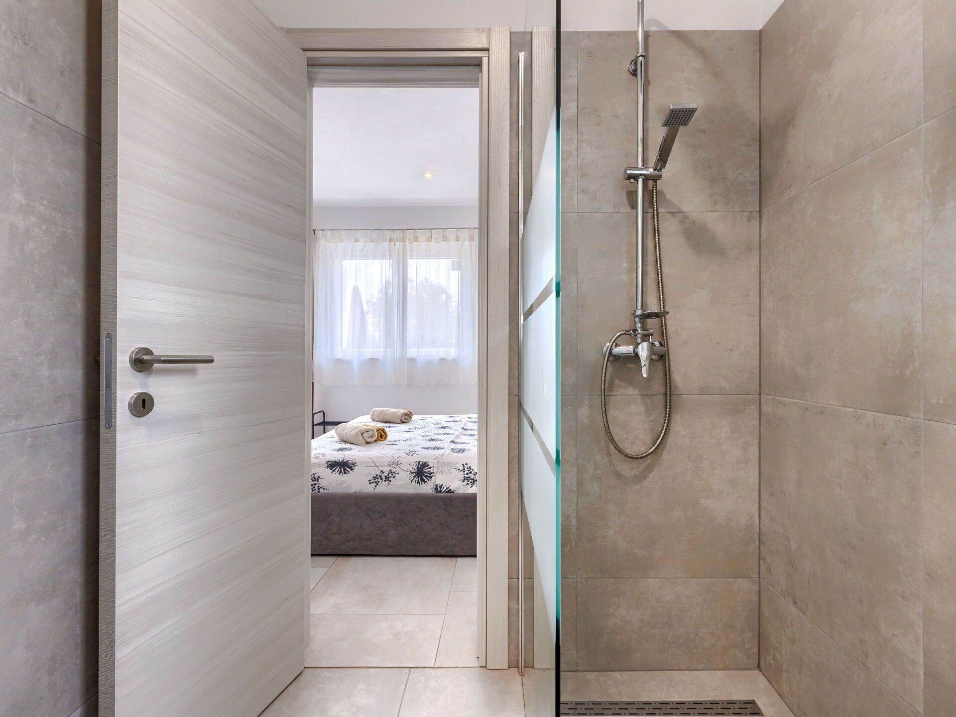 Plumbing Fixture, Shower Head, Property, Product, Shower Bar, Shower, Shower Panel, Bathroom, Building