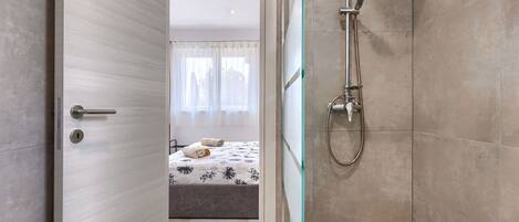 Plumbing Fixture, Shower Head, Property, Product, Shower Bar, Shower, Shower Panel, Bathroom, Building