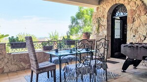 A patio with a table and chairs, a stone wall, and a view of the landscape. - Wonderful  villa for 6 people with A/C, WIFI and terrace (Augusta)