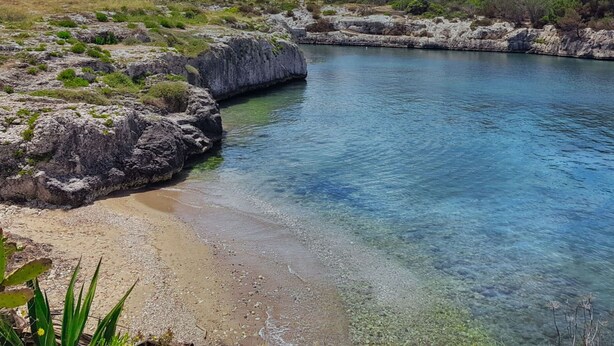 A natural landscape with a clear blue lake, rocky shores, and sparse vegetation. - Wonderful  villa for 6 people with A/C, WIFI and terrace (Augusta)