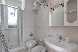 A bathroom with a toilet, bidet, and sink. - 4128 Villino Giovanna by Barbarhouse (Melendugno)