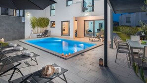 A modern house with a swimming pool, outdoor seating, and a covered patio area. - Wonderful private villa for 8 guests with A/C, private pool, WIFI, TV, terrace and pets allowed (Medulin)