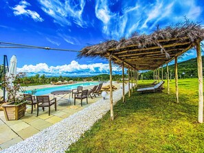 Outdoor dining - Wonderful private villa with A/C, private pool, WIFI, TV, patio, pets allowed and panoramic view (Castiglion Fiorentino)