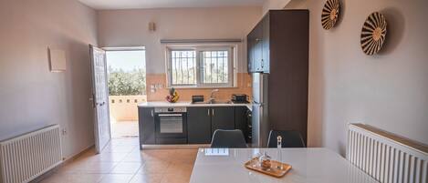 Apartemen Comfort | Dapur pribadi | Lemari es besar, oven, kompor, dan pemanggang roti