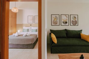 Una camera da letto con un letto, un comodino e una lampada a sospensione.