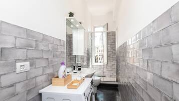 Douche, sĂšche-cheveux, bidet, serviettes fournies