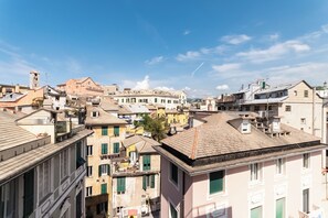 Balcony - Elegant Apartment 5 Minutes from Downtown + City View (Genova)