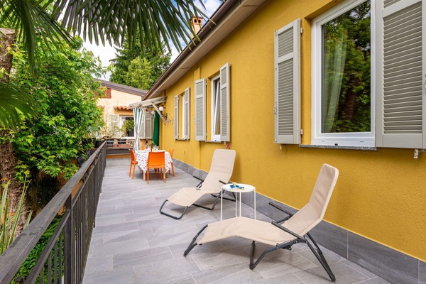 Gebäude, Pflanze, Eigentum, Fenster, Holz, Interior Design, Baum, Gelb, Schatten, Haus