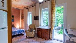 A room with a bed, a chair, a desk, a TV, and a window with curtains. - Beautiful private villa for 6 guests with A/C, TV, terrace and pets allowed (Invorio)