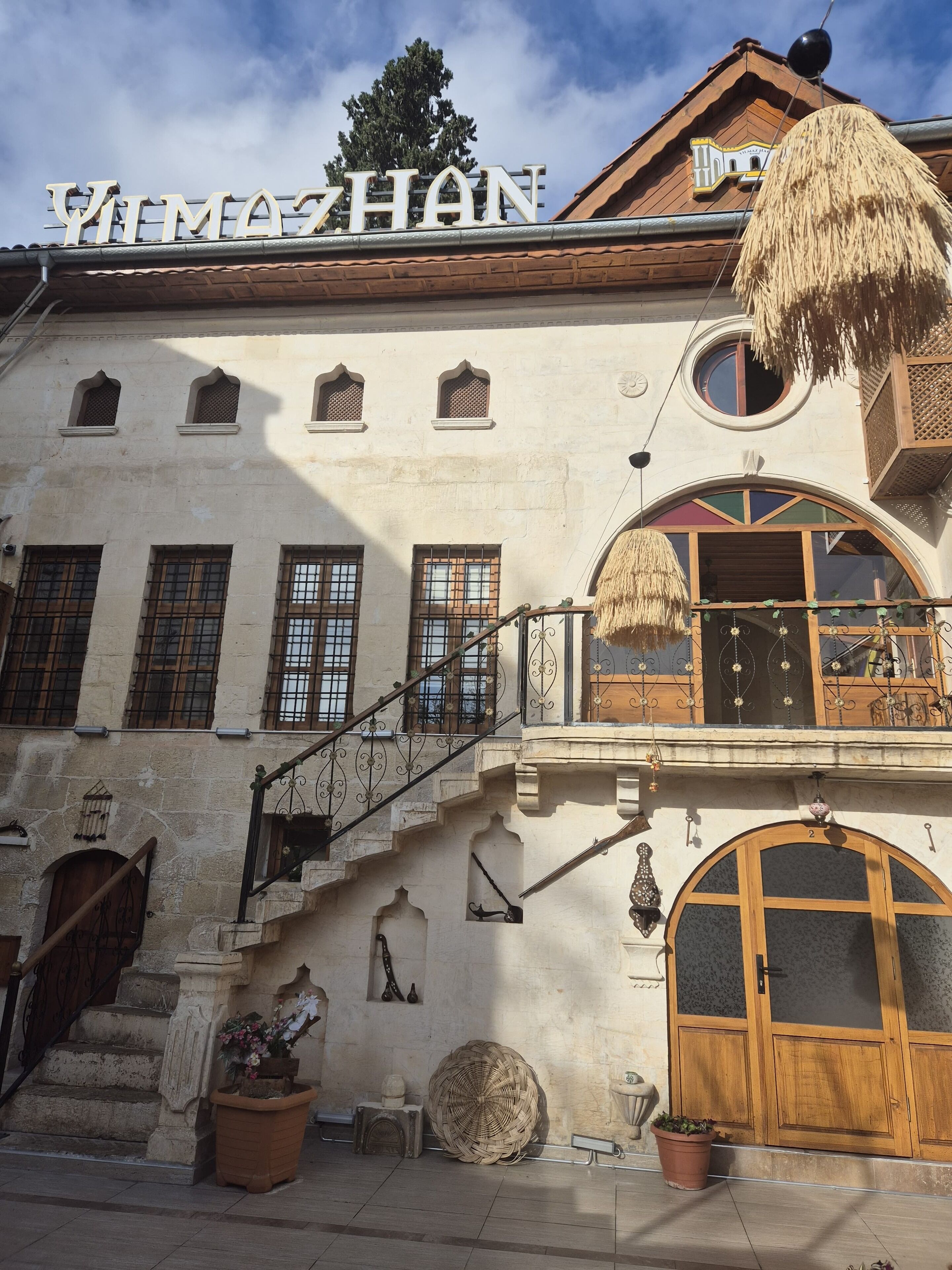 A building with a sign reading "WIMAZHAN" and a large wooden door.