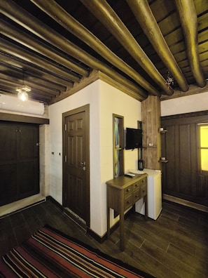 1 bedroom, desk, laptop workspace, soundproofing